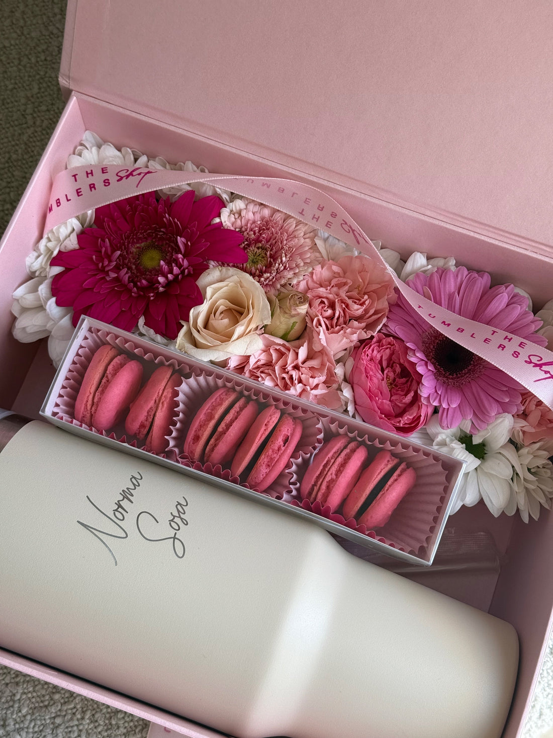 Giftbox abierta con termo personalizado, flores y macaroons de The Tumblers Shop.