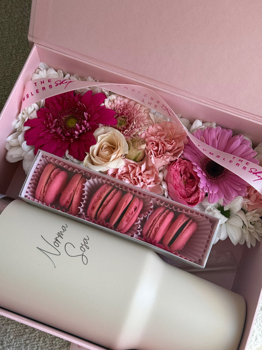 Giftbox abierta con termo personalizado, flores y macaroons de The Tumblers Shop.
