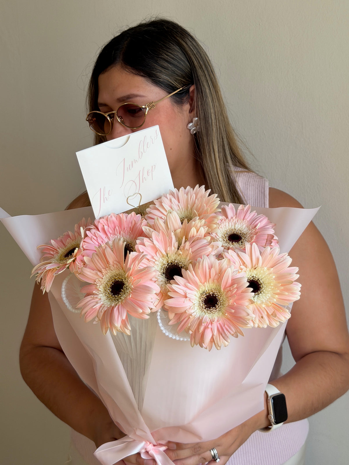 Ramo Dinorah de gerberas en tonos rosa claro, envuelto en papel coreano rosa.